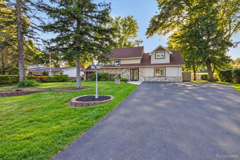 1155 Dolane Blvd, White Lake