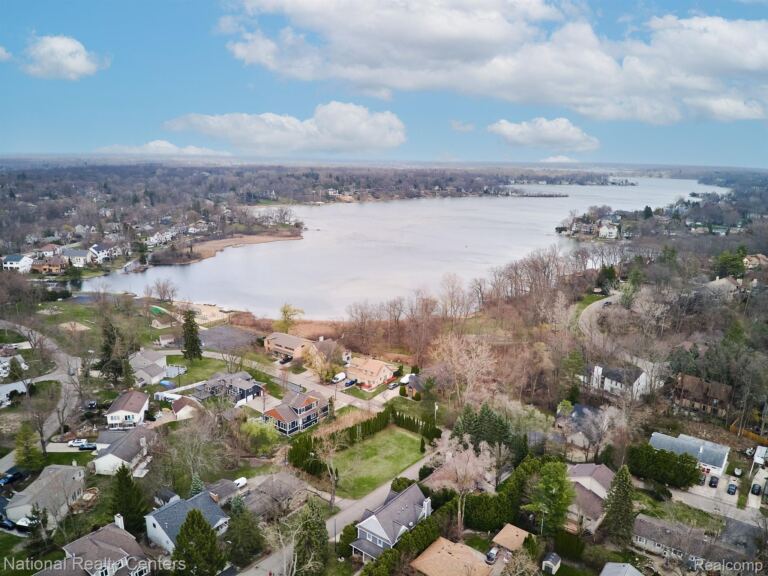 4442 Borland St, West Bloomfield