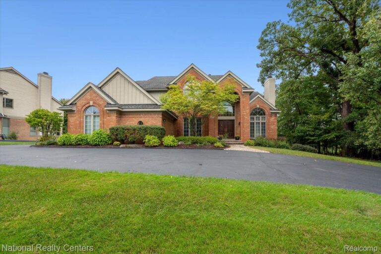 6951 Brook Hollow Ct, West Bloomfield