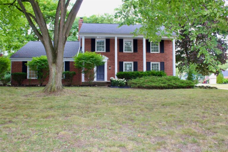 5620 Old Carriage Ln, West Bloomfield