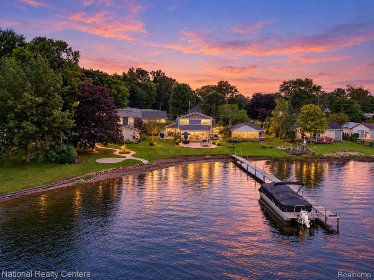 9749 Beverly Dr, Hamburg Township