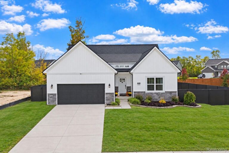 4481 Oak St, Grand Blanc Charter Township