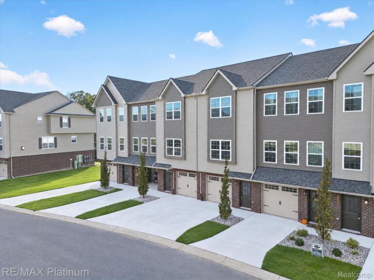 2231 Knotty Pine Trl, Howell Township
