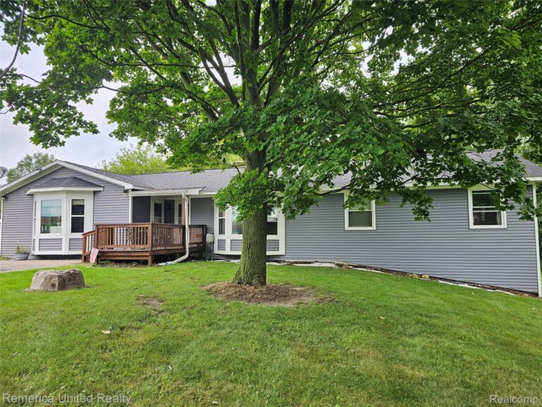 252 Pinewood Dr, Fowlerville
