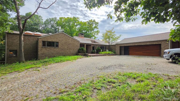 2551 Patterson Lake Rd, Pinckney