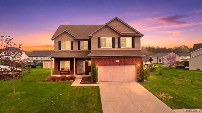 8131 Peninsula Circle, Grand Blanc