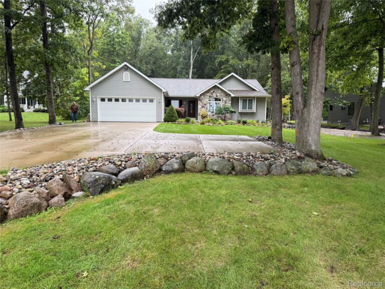 16290 Whitehead Dr, Argentine Township