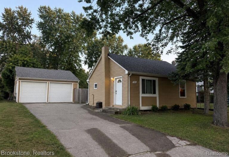 311 W Grand Traverse St, Commerce Charter Township