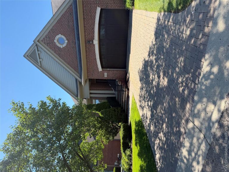 5608 Pembrooke Xing, West Bloomfield