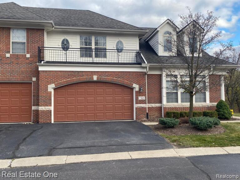 7305 Gateway Dr, West Bloomfield
