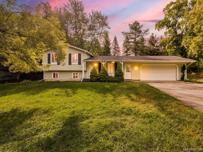 6995 Leytonstone Blvd, West Bloomfield
