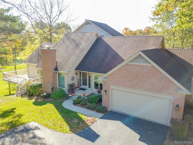 4558 Golf View Dr, Genoa Township