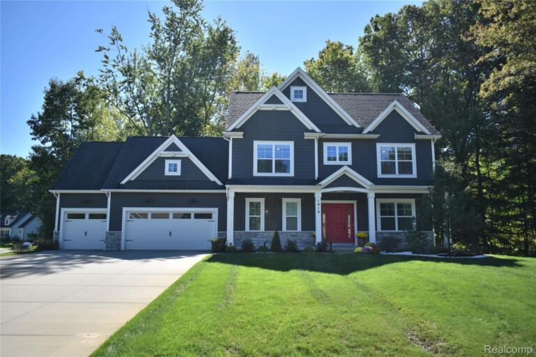 1014 Woods Edge Dr, Hartland