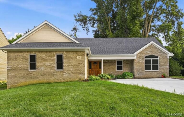 3907 Pontiac Lake Rd, Waterford