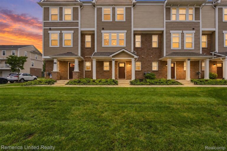 161 Monument Ln, Wixom