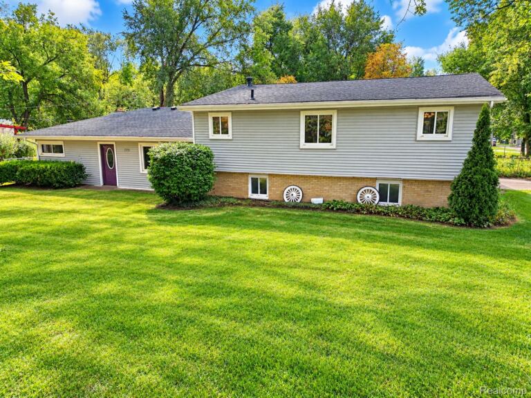 7795 Circle Blvd, West Bloomfield