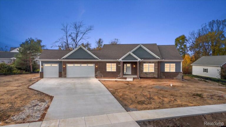 3291 High Knoll Dr, Highland Charter Township