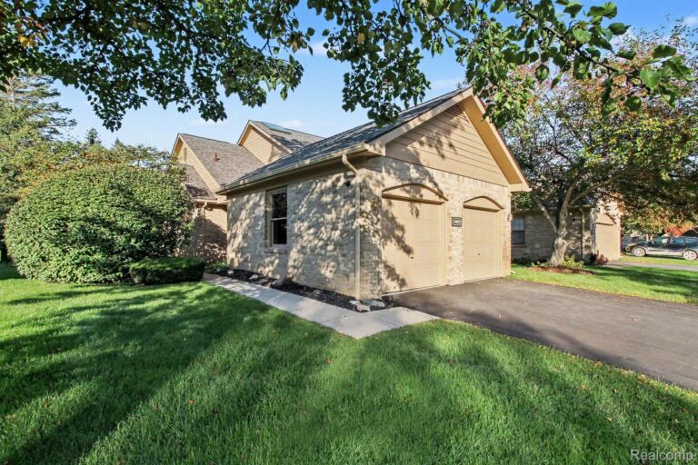 4920 Fairways Dr, Genoa Township