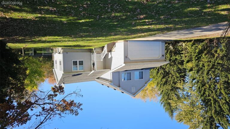725 Hazelnut St, Fowlerville Village