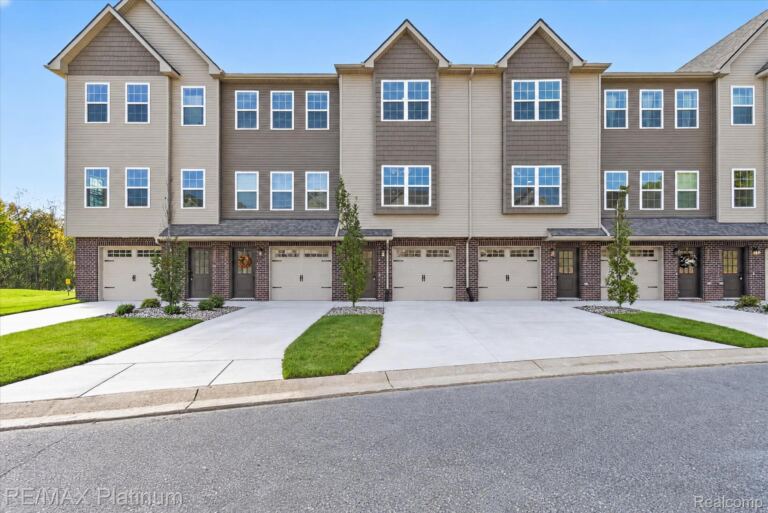 2237 Knotty Pine Trl, Howell Township