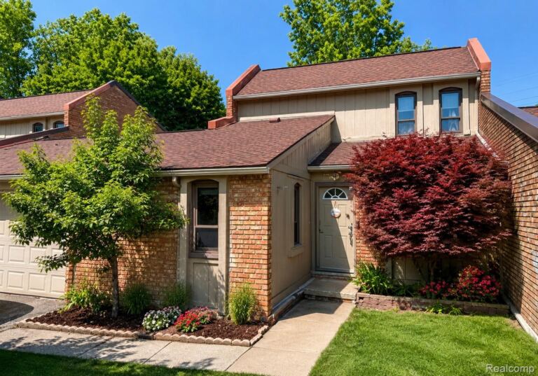 2910 Moon Lake Dr, West Bloomfield
