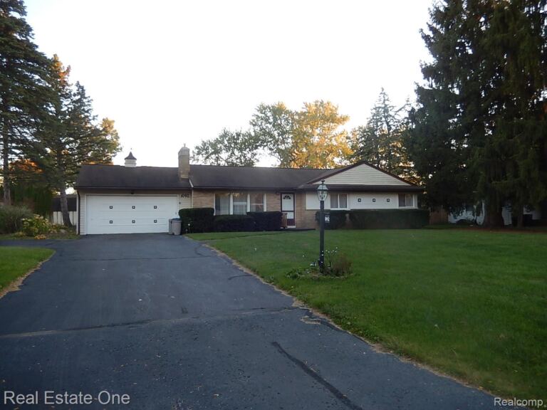 1092 Woodworth Dr, Grand Blanc Charter Township