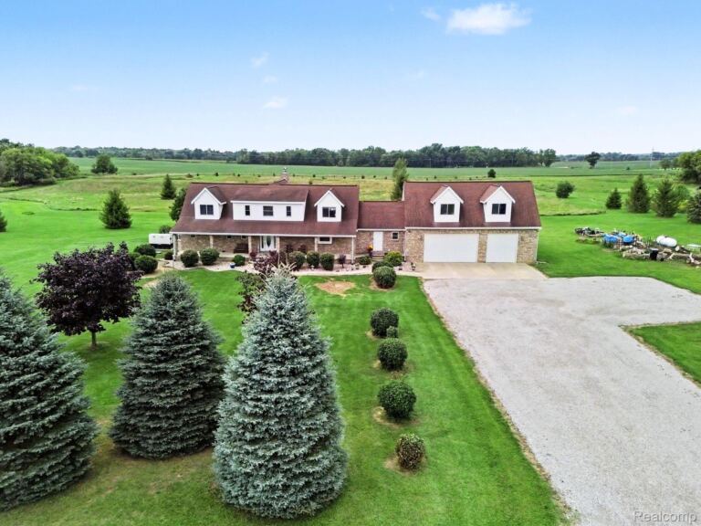 8583 Crofoot Rd, Fowlerville