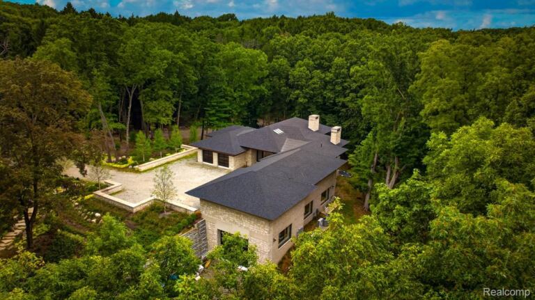 3075 High Hillcrest Dr, Marion Township
