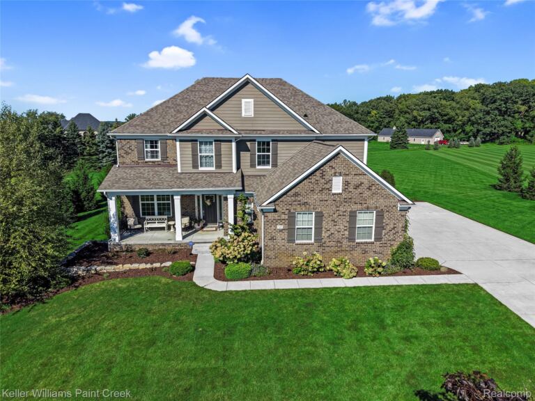 137 Crestview Dr, Oakland Charter Township