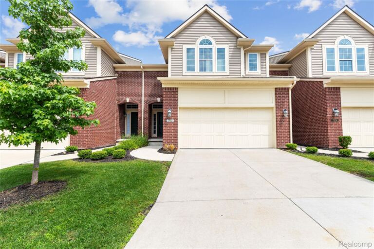 7512 Berry Wood Ln, West Bloomfield