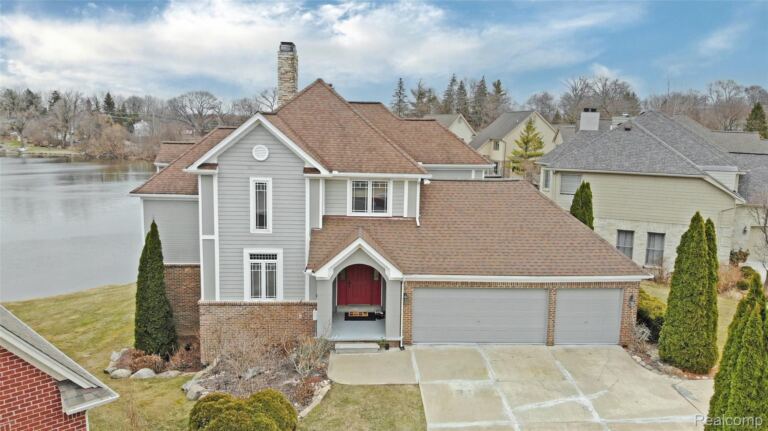 2386 Silver Pointe Dr, Waterford Charter Township