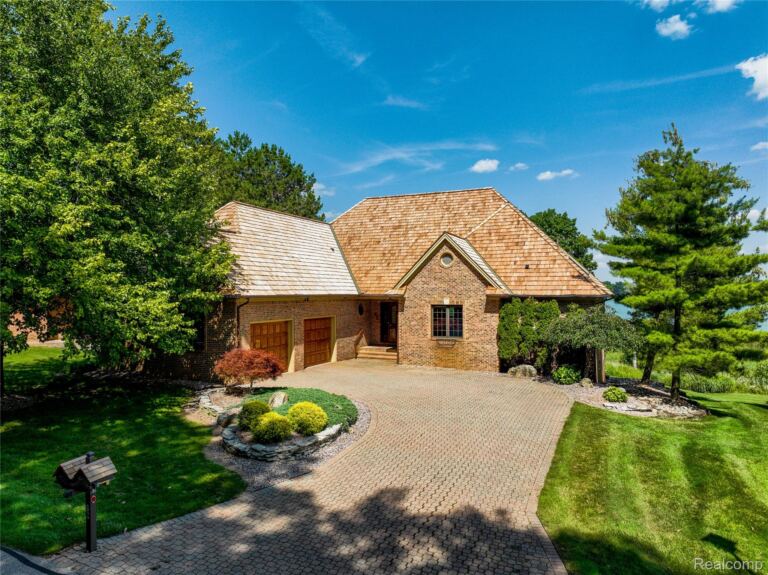 62 Chateaux Du Lac Dr, Fenton