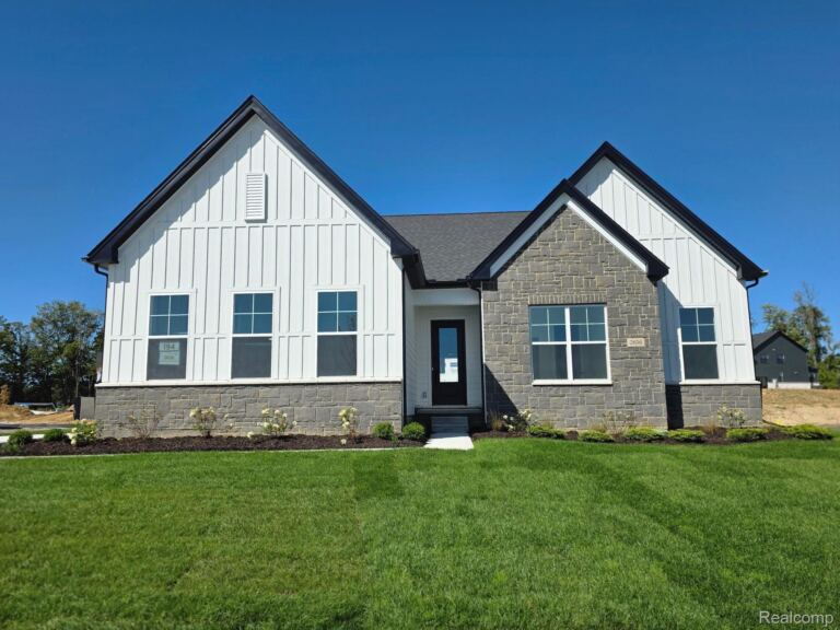 2636 Crystal Lake Dr, Commerce Charter Township