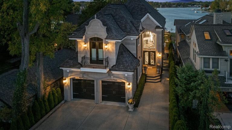 2390 Walnut Lake Rd, West Bloomfield