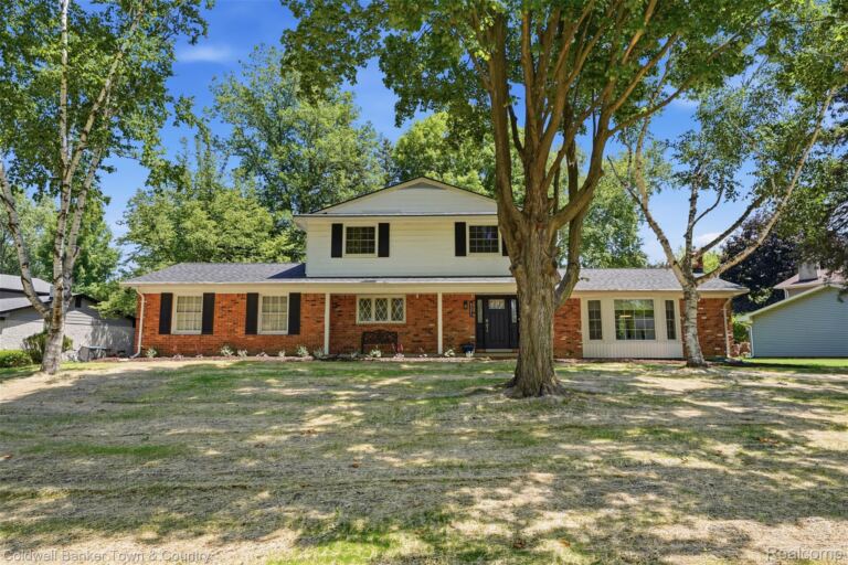 4301 Macqueen Dr, West Bloomfield