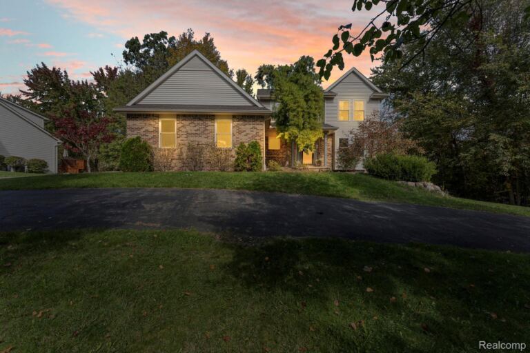 1761 Spruce Dr, Commerce Charter Township