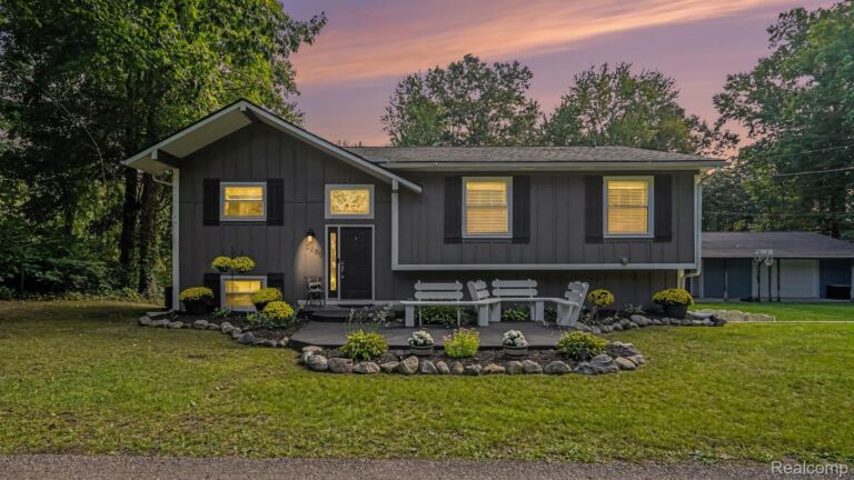 5280 Crestover, Hamburg Township