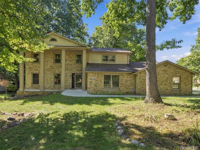1304 Kings Carriage Rd, Grand Blanc