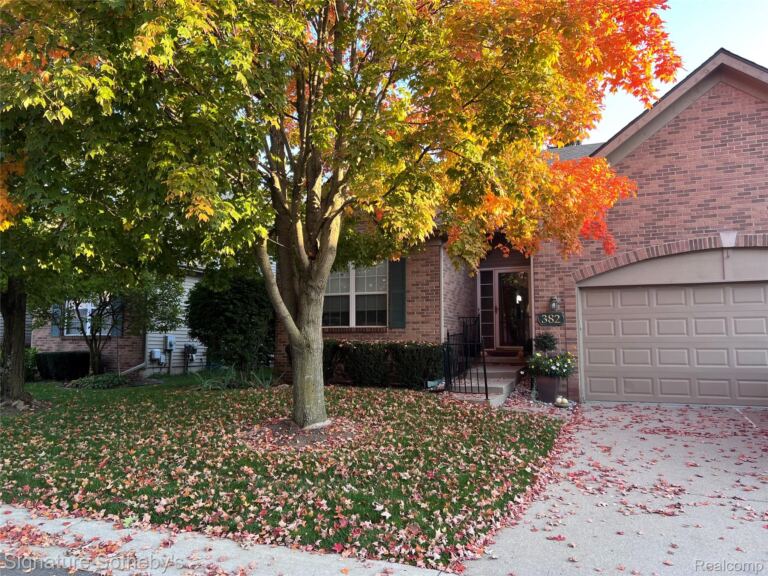 382 Winslow Cir, Commerce Charter Township