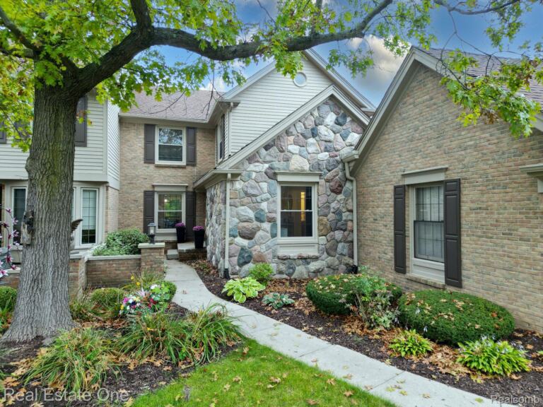 4775 Pine Eagles Dr, Genoa Township