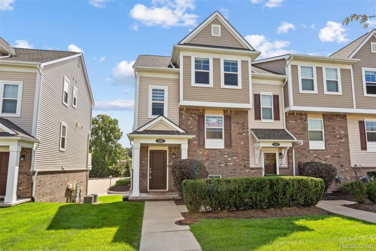 3211 Johanna Ware W, Wixom