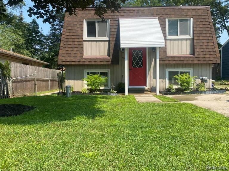 945 Olreana Rd, White Lake