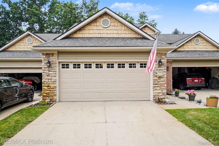10404 Fawn Ridge Trail, Hartland Township