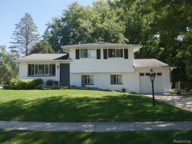 4580 Chadsworth St, Commerce Charter Township