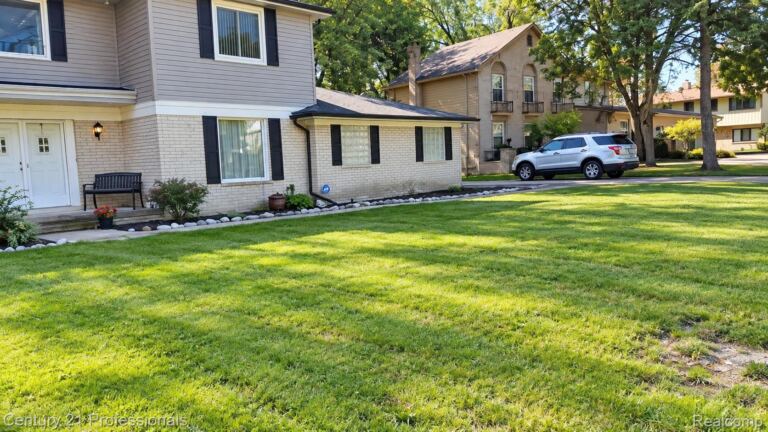 5649 Tequesta Drive Dr, West Bloomfield