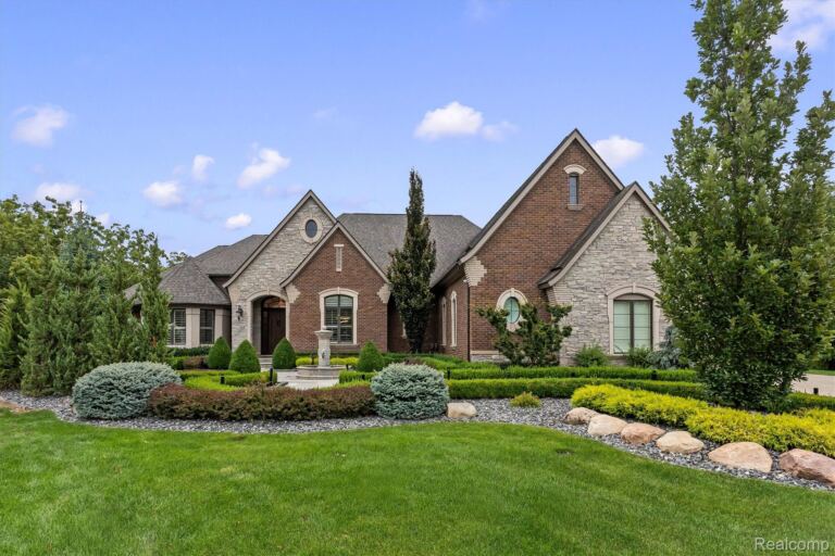 2475 Creekside Ct, Oakland Charter Township