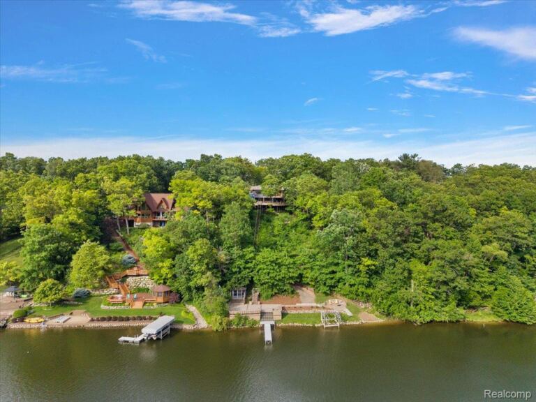 7291 Parkwood Dr, Tyrone Township
