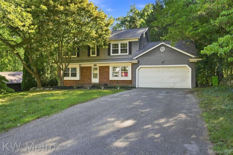 4769 Hardwoods Dr, West Bloomfield