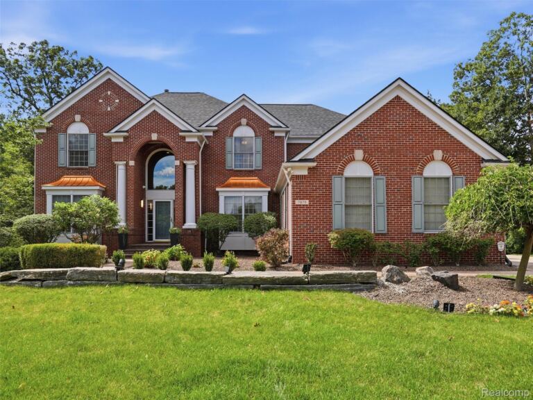 7079 Chatham Ct, West Bloomfield