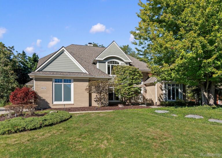 4654 Woodland Hills Dr, Oakland Charter Township